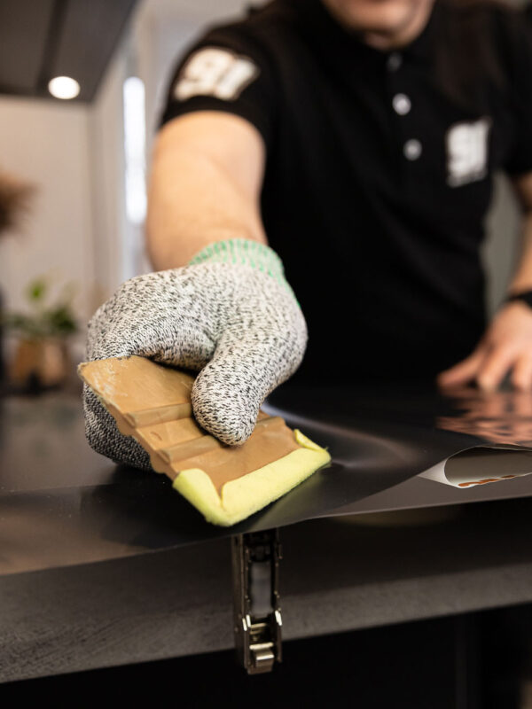 Keukenwrap folie gladstrijken